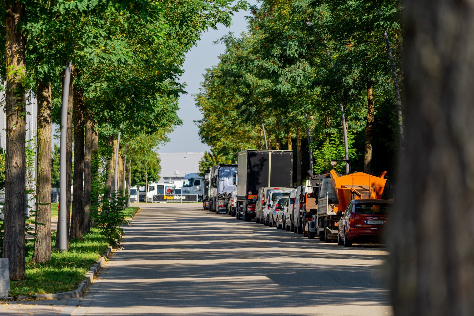 Lkw parken entlang der Straßen im GVZ. GVZ Parken entlang der Straße