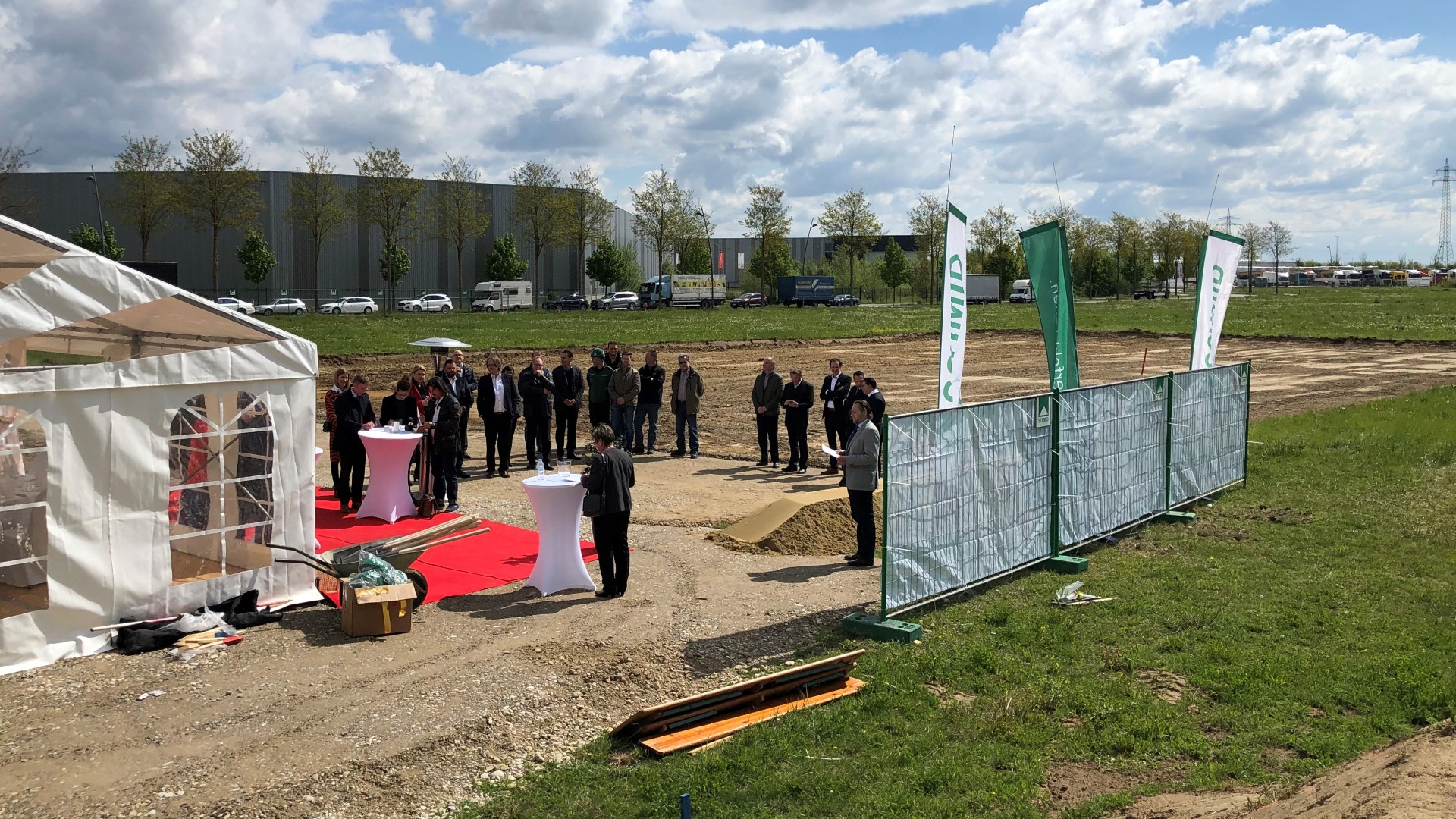 Bauherren, zukünftige Pächter und Gäste beim Spatenstich von Eser Real Estate. Hotelspatenstich 2019