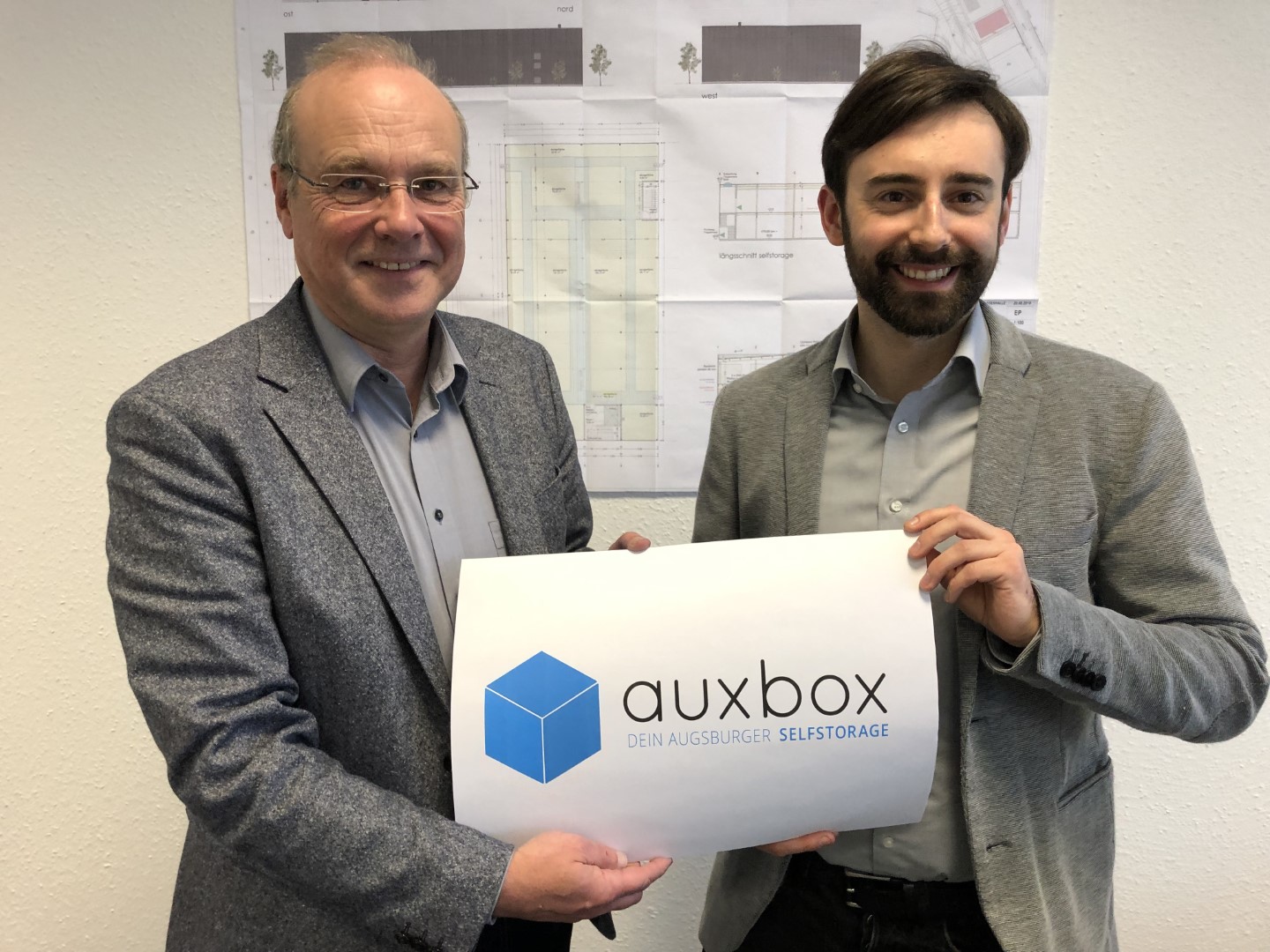 Geschäftsführer Carl und Christoph Domberger mit dem Logo des neuen Selfstorage Angebotes für die Region Augsburg Domberger Auxbox 2019