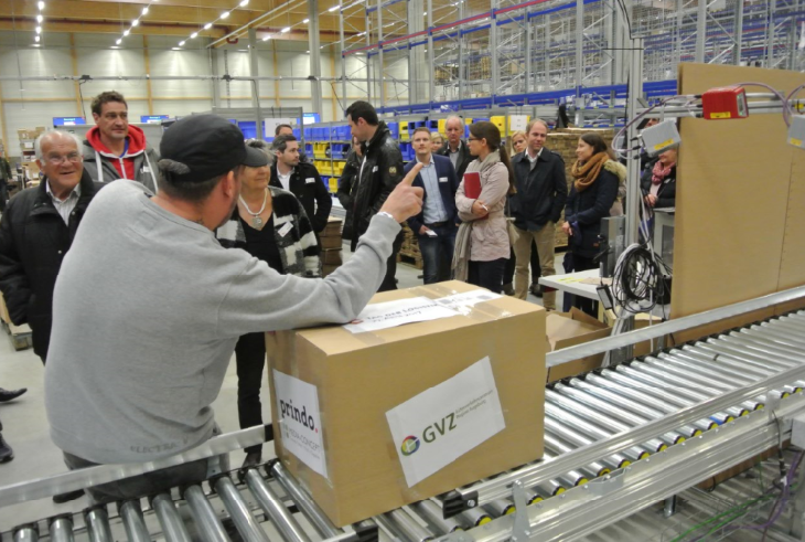 Paket rollt am Tag der Logistik 2017 über das Rollband bei Media Concept. Prindo DHL